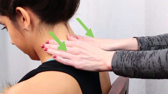 Cách massage bấm huyệt khi bị vẹo cổ